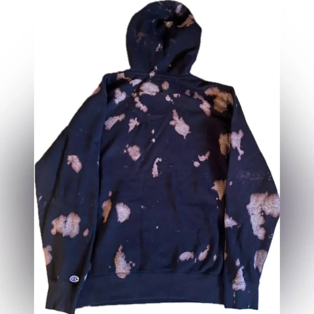 Champion hooded sweatshirt with pocket. Size Medium